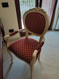 sede imbottita con decori rossa e oro