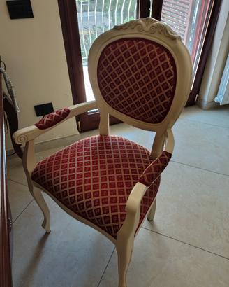 sede imbottita con decori rossa e oro
