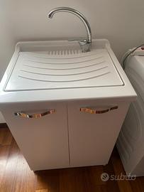 Lavatoio con specchio