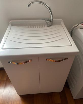Lavatoio con specchio