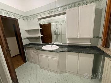 Bagno laccato con piano in marmo a sbalzo