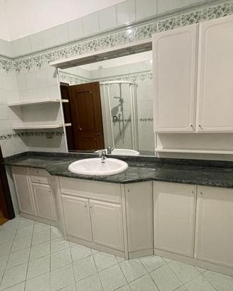Bagno laccato con piano in marmo a sbalzo