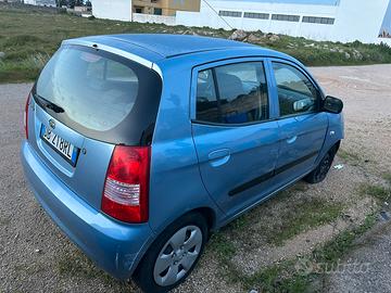 Kia picanto incidentata
