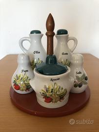 Set da tavola - olio, aceto, sale, pepe, spezie