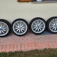 Cerchi in lega con gomme
