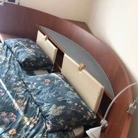 Letto matrimoniale angolare con-comodini integrati