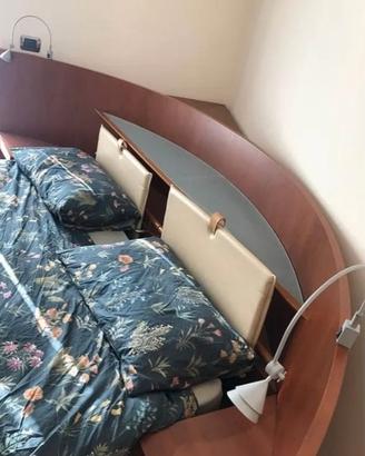 Letto matrimoniale angolare con-comodini integrati