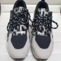 Sneaker con tacco interno