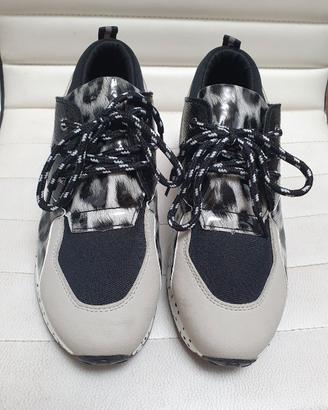 Sneaker con tacco interno