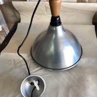 Lampadario in alluminio e legno