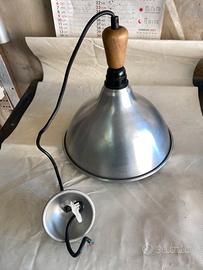 Lampadario in alluminio e legno