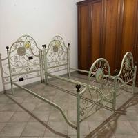 2 letti singoli in ferro con rete a doghe