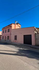 Guspini-Indipendente trilivelli cortile e box auto