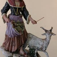 STATUINA IN PORCELLANA CAPODIMONTE