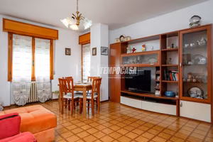 APPARTAMENTO A REDDITO CON GARAGE, CANTINA E DUE B