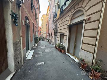 MAGAZZINO A GENOVA