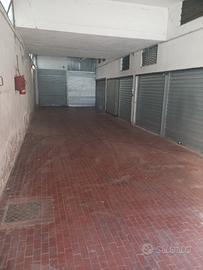 Ampio box soppalcato villa lais