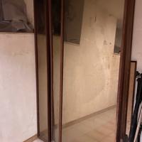 Specchio con cornice in legno