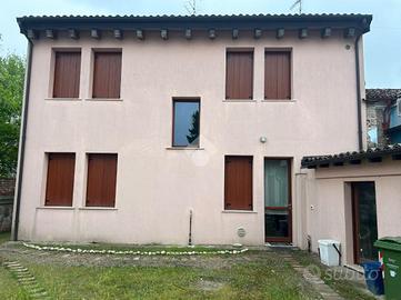 VILLA A SCHIERA A QUISTELLO