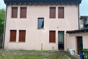 VILLA A SCHIERA A QUISTELLO