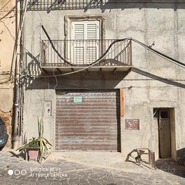 Garage in centro storico e superiore ammezzato