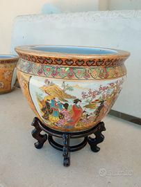 Tre vasi di ceramica con piedistallo 