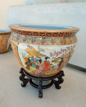 Tre vasi di ceramica con piedistallo 