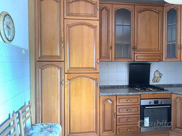 Cucina con piano in granito