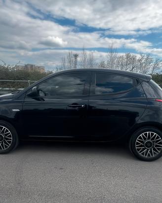 Lancia y momo design S