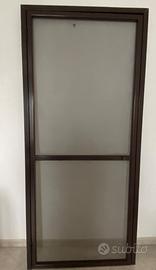 Porta a battente con zanzariera