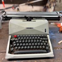 Macchina da scrivere Olivetti 82 funzionante del60