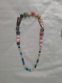 Collana lunga multicolor effetto lucido