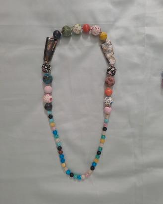 Collana lunga multicolor effetto lucido
