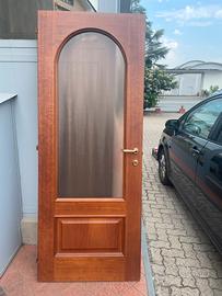 stock porte in legno con cornici