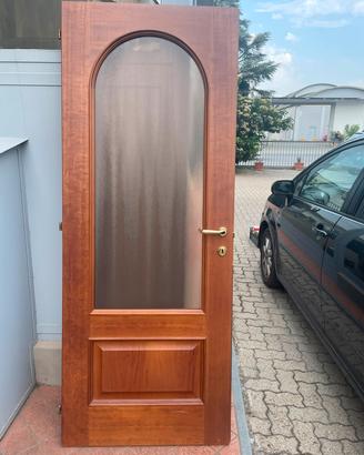stock porte in legno con cornici