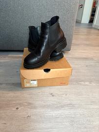 Stivaletti Bata in pelle nera