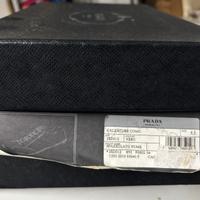 Elegante scarpa allacciata prada