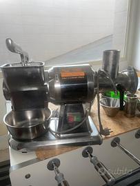 grattugia professionale con pezzi per salsiccia