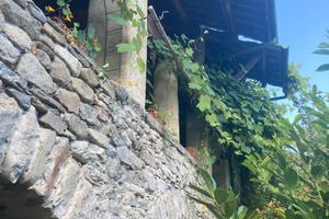 Fabbricato terra cielo in pietra