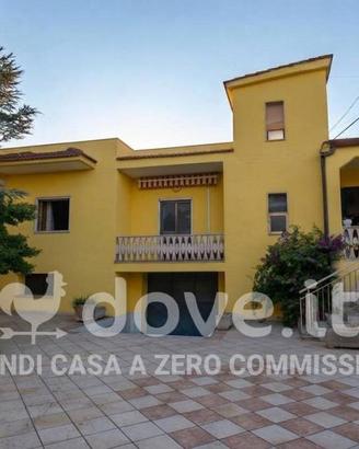 Villa di 300 m² con 4 locali e posto auto a Avetra
