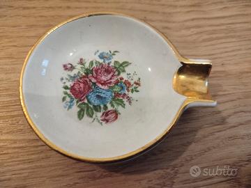 piccolo posacenere con disegno floreale al centro
