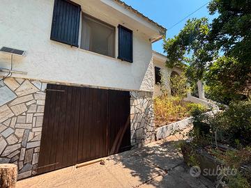 Villa con giardino su 4 lati