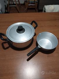 Coppia vecchie pentole in alluminio con manici