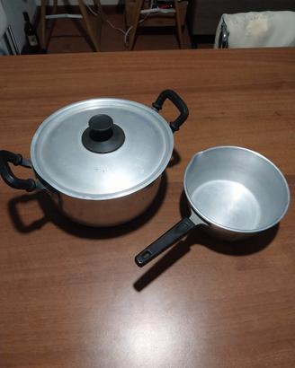 Coppia vecchie pentole in alluminio con manici