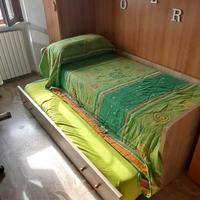 armadio a ponte con due letti e scrivania