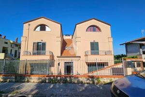 VILLA A SCHIERA A SALUDECIO