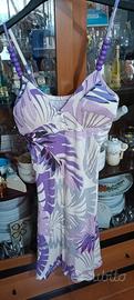 vestito vestito estivo con fiori viola e bianchi 