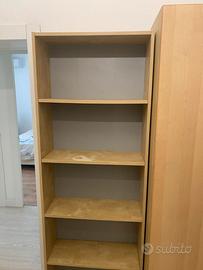 Scaffali legno chiaro
