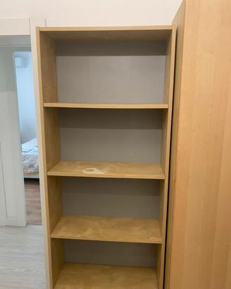 Scaffali legno chiaro