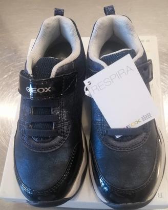 Scarpe sneakers Geox bambina nuove mai indossate.
